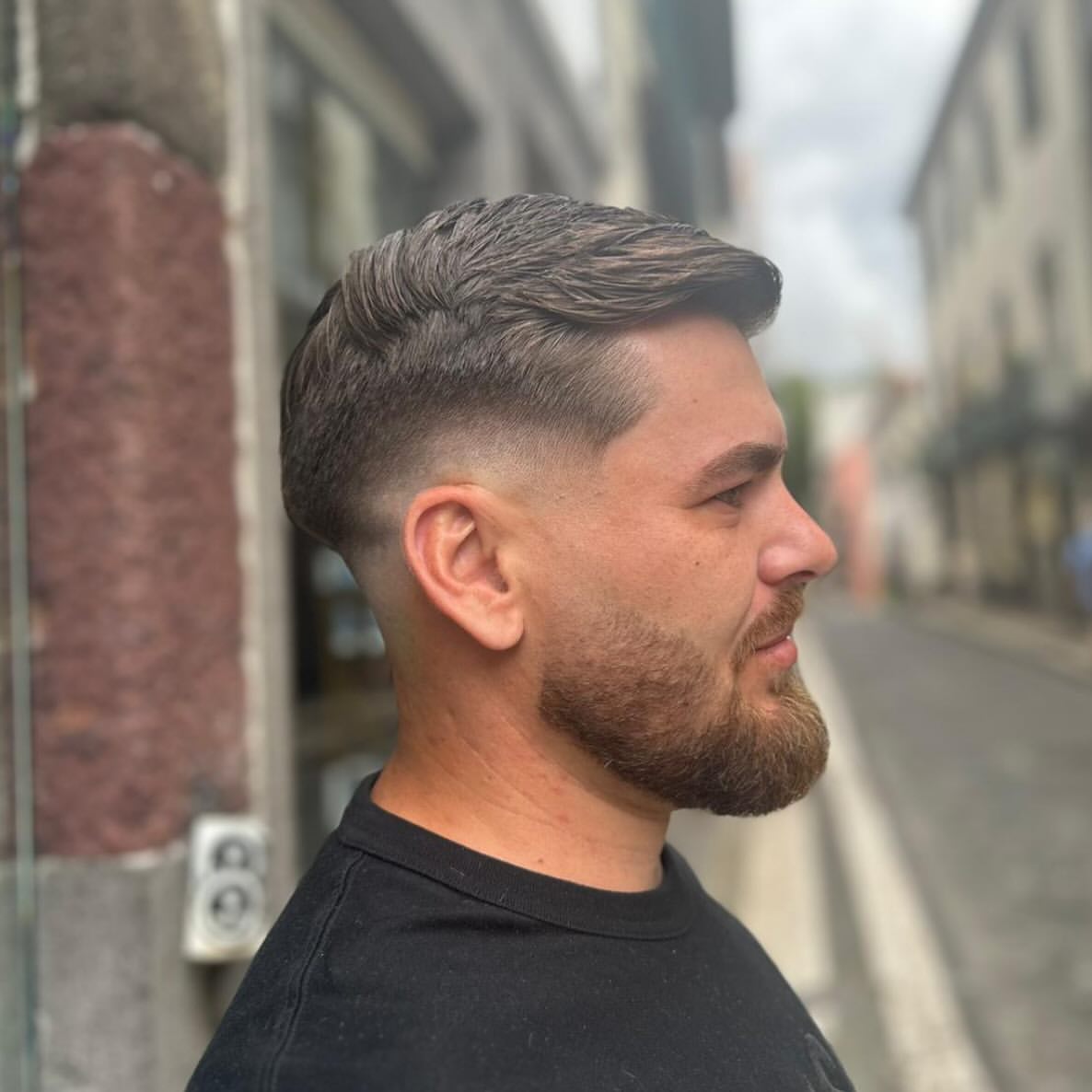 Fade alto com barba