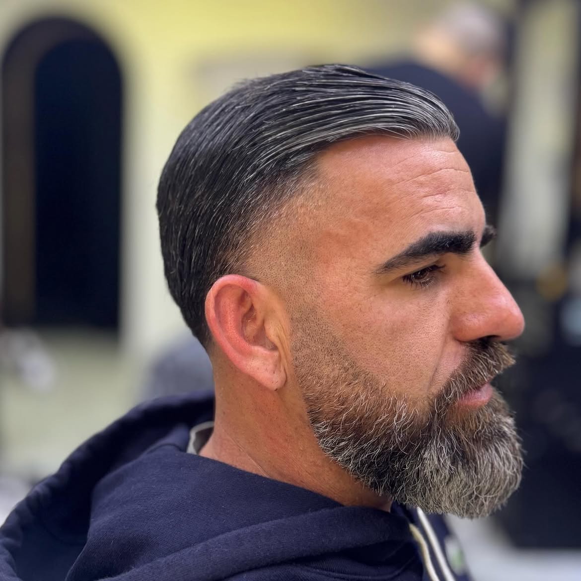 Corte clássico com barba cheia